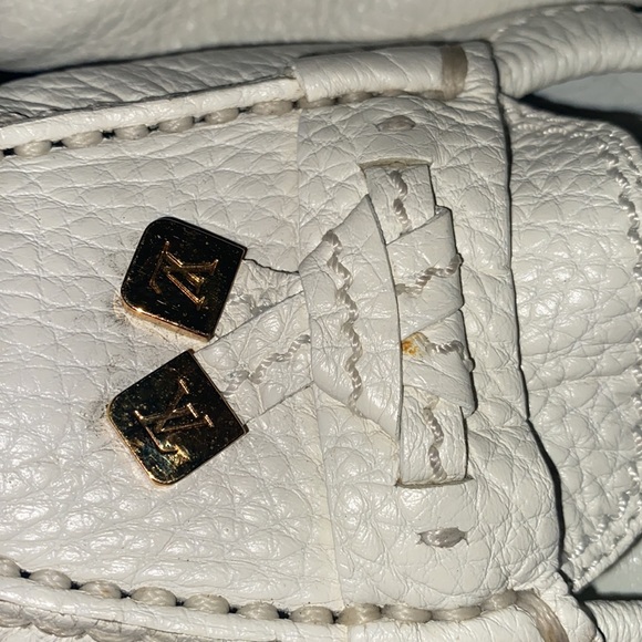 White leather Louis Vuitton moccasins with two gold tassels in the front. - Picture 11 of 12